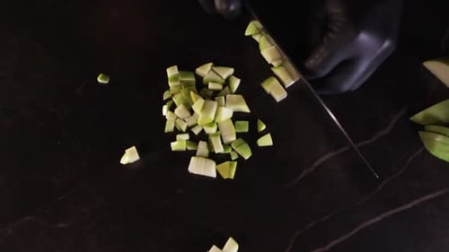 Chefkoch schneidet einen Apfel