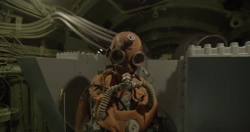 Combinaison de plongée sous-marine, combinaison de plongée d'évacuation. Visite intérieure d'un sous-marin de combat
