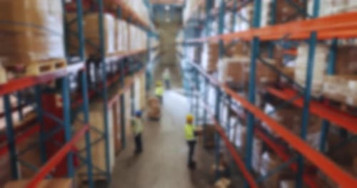 Ci-dessus, des personnes et des boîtes dans l'entrepôt pour la distribution avec inventaire, stock