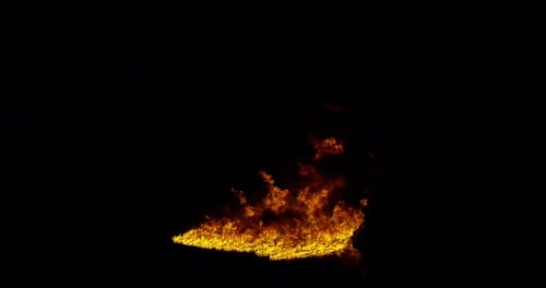 Ignite Sammlung: Feuerwellen gleiten über eine breite Oberfläche auf dem Boden in der Mitte auf einer dunklen Hintergrundaufnahme