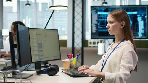 Técnica femenina que codifica con un modelo de lenguaje de IA asiste en una oficina emergente
