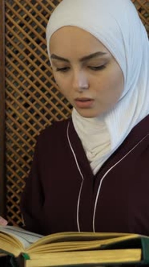 Femme récitant le Coran