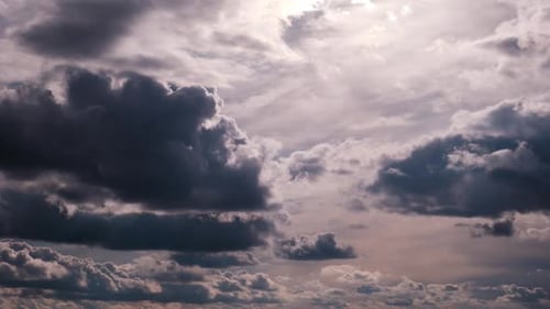 Timelapse de cumulus sombres et clairs se déplaçant dans le ciel