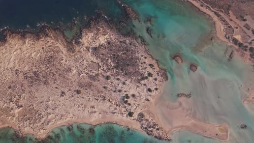 Luftaufnahme einer ruhigen Küstenlandschaft mit klarem türkisfarbenem Wasser