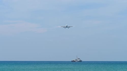 Schiff bei Blue Sea Plane Flies