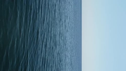Abstrakte Luft, Meer, Sommer, Ozean, Sonnenuntergang, Natur, Hintergrund, kleine Wellen auf der Wasseroberfläche in Bewegung