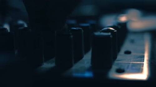 Nahaufnahme der Finger Einstellen des Soundmischpults