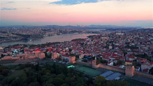 Istanbul, Türkei, Türkiye, Luftdrohne, Bosporus, Fähre, Boote, Hafenblick, Sonnenuntergang, goldene Stunde, Anstecker