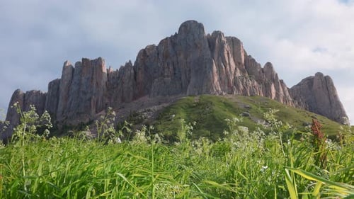 Nationalpark Bolschoi Tkhach im Sommer mit Gras und Sonnenlicht Kaukasus in Russland