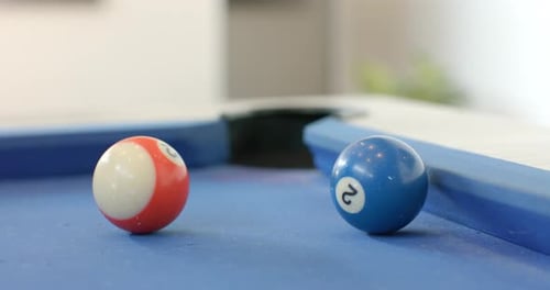 Cue Strike envoie une balle rayée jaune dans une balle bleue #2, empoche une balle jaune, pousse une balle bleue