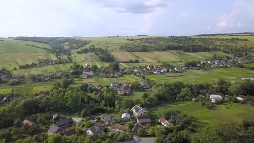 Vista aérea da área rural em uma cidade com casas residenciais e ruas de cima