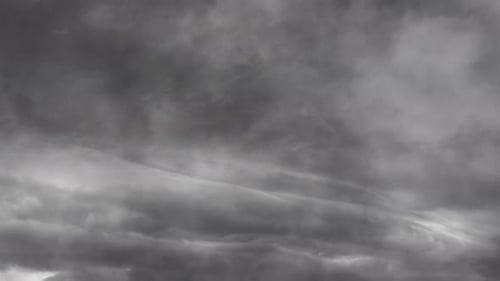 Gewitter während des Wetterwechsels graue Wolken