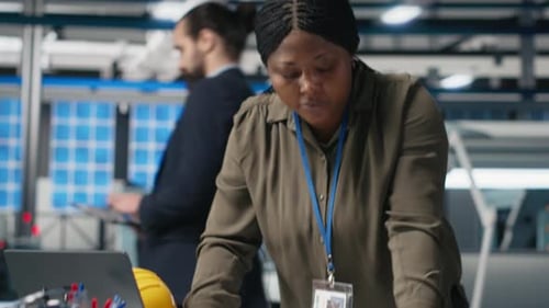 Une experte industrielle effectue un contrôle de qualité sur la production d'énergie solaire