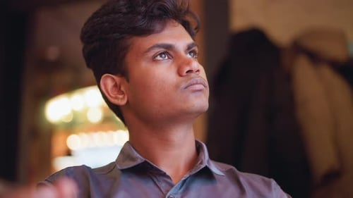 Young Adult Gaze in an Urban Cafe