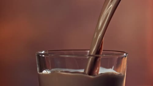 Heiße Schokolade wird in ein Glas gegossen, das mit einer Hochgeschwindigkeitskamera mit 1000 Bildern pro Sekunde gefilmt wurde