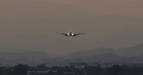 Avión aterrizando al anochecer