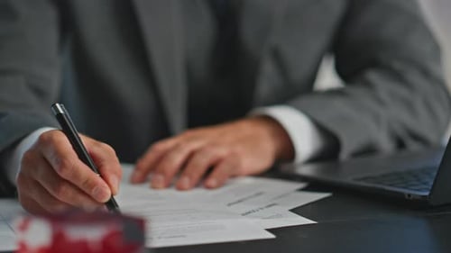 Manager-Hände beim Schreiben von Berichten mit Stift, Nahaufnahme, beschäftigter Mitarbeiter beim Surfen am Computer