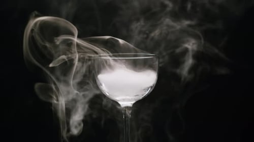 Vidro sobre fundo preto em fumaça, experimento químico, closeup, neblina, fumaça, vapor, textura