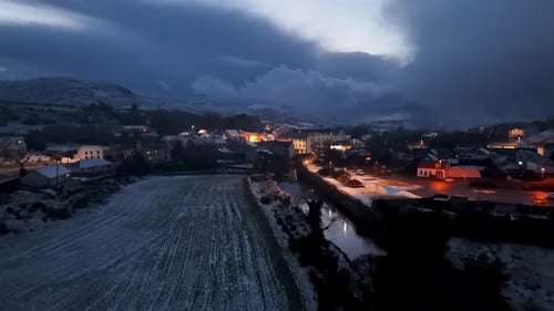 Luftaufnahme eines schneebedeckten Ardara in der Grafschaft Donegal, Irland