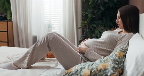 беременная женщина успокаивается