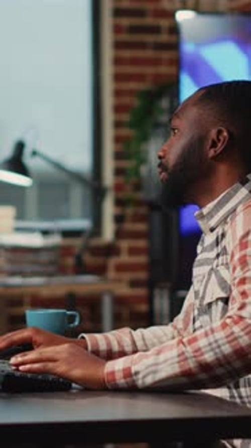Equipo de vídeo vertical de desarrolladores profesionales que trabajan en el desarrollo de software