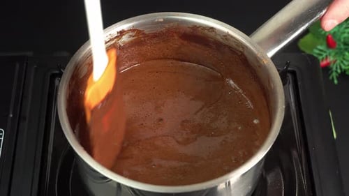 Ein Silikonspatel macht hausgemachte Schokolade. Hausmannskost, Dessertzubereitung