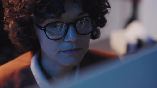 Frau arbeitet online am Computer