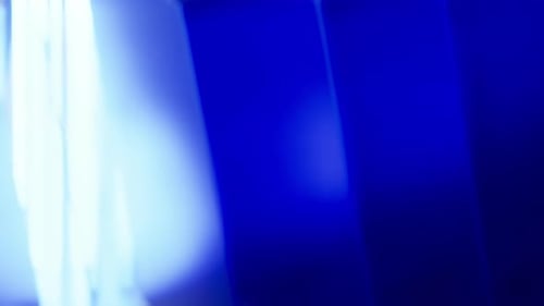 Glasbänder blau mit Hintergrundbeleuchtung. Saubere Zusammensetzung