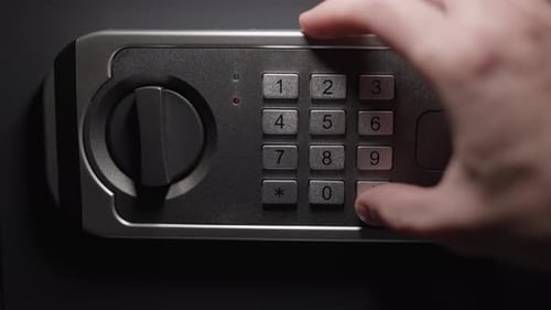 Un hombre de negocios marca un código secreto y abre una caja fuerte