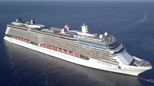 Images aériennes d'un bateau de croisière de classe Solstice revenant du port