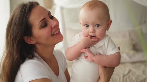 Glückliche Familie zu Hause Mutter mit kleinem Kleinkind Kind Tochter Mutter und Baby Mädchen entspannen sich beim Spielen