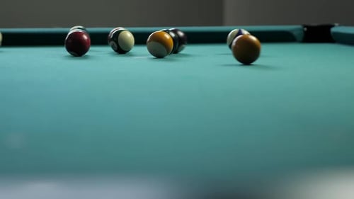 Eine goldene Pause auf dem Billardtisch aus der Sicht von Cue Ball
