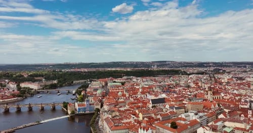 Panoramablick von oben auf das Prager Zentrum, Luftaufnahme der Stadt Prag von einer Drohne auf das Stadtbild