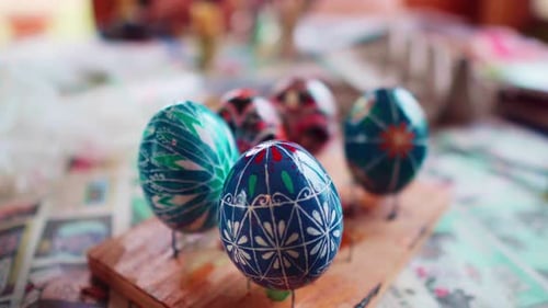 Nahaufnahme von schönen traditionell bemalten Ostereiern