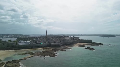 Drone à toboggan : journée ensoleillée, remparts de Saint-Malo, vieille ville et plage