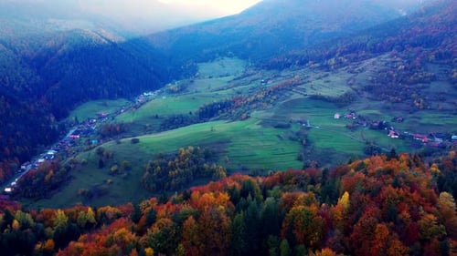 Vue aérienne du paysage rural automnal, de la forêt, du paysage vallonné, de la lumière du soleil illuminant les collines