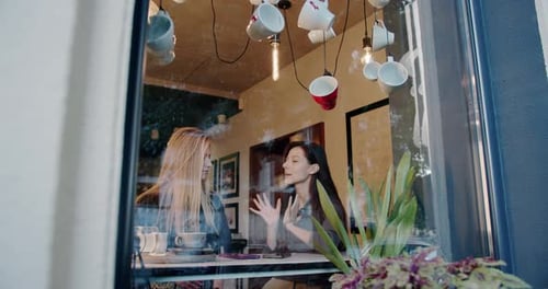 Joyeuses copines discutant dans un café