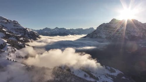 Vue aérienne sur la chaîne de montagnes de Glärnisch et le majestueux sommet du Rautispitz, situé dans le Can