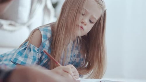 Dos niños crean alegremente en una mesa acogedora dibujando y colaborando