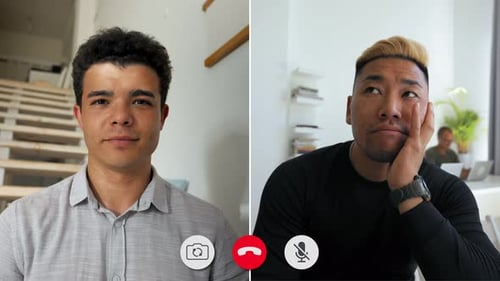 Discussion en ligne engageante entre deux amis lors d'un appel vidéo