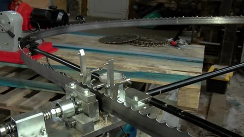 The band saw sharpens automatically. Sharpening of a band saw
