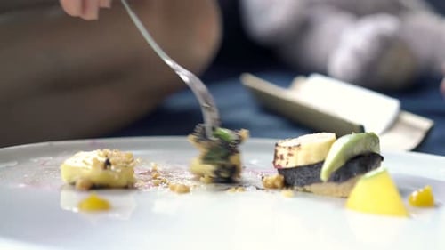 Nahaufnahme einer Frau, die im Café 30s leckeres Dessert isst