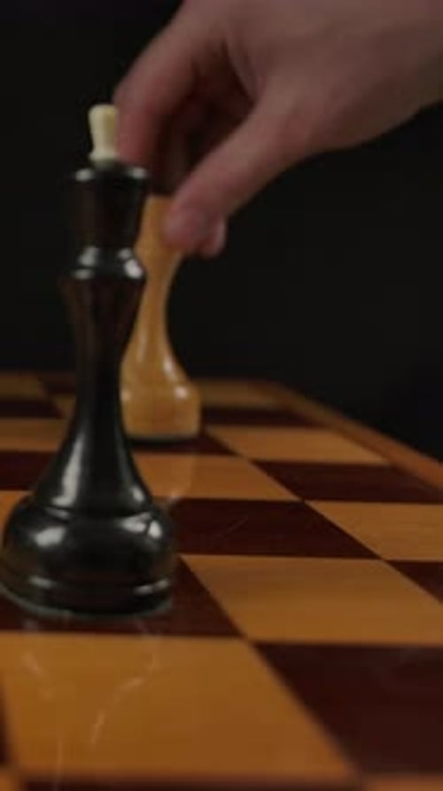Vertikale des Schachspielers Schachmatt mit weißer Dame zum schwarzen König Der König fiel