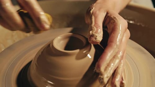 Woman Potter travaille avec de l'argile lors d'une master class sur le processus de travail en studio dans Ceramic Workshop Potter