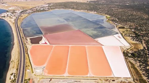 Salina costeira com lagoas de evaporação e salinas