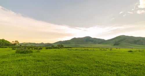 Bergwiese, Zeitraffer im Sommer oder Herbst, Sonnenaufgang, Wilde Natur und ländliche Feldwolken