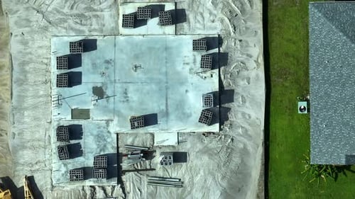 Das Fundamentbett aus Betonplatten ist bereit für den Bau der Wände auf der Baustelle von New House Industrial