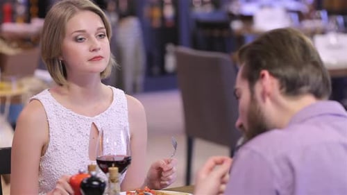 Dîner romantique collaboratif dans un restaurant