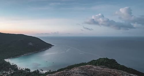 Berge, Insel, Lagune, Meerblick, Zeitraffer, Wolken, Sonnenuntergang, Küste, Paradiesstrand mit Boot