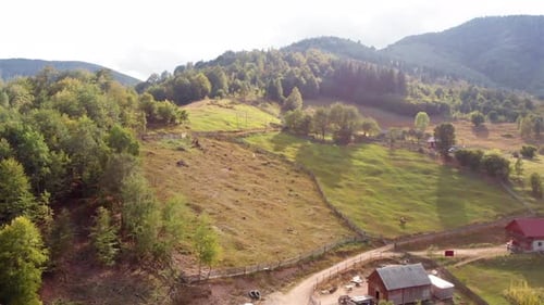 Images aériennes d'une petite ville dans les montagnes d'Europe